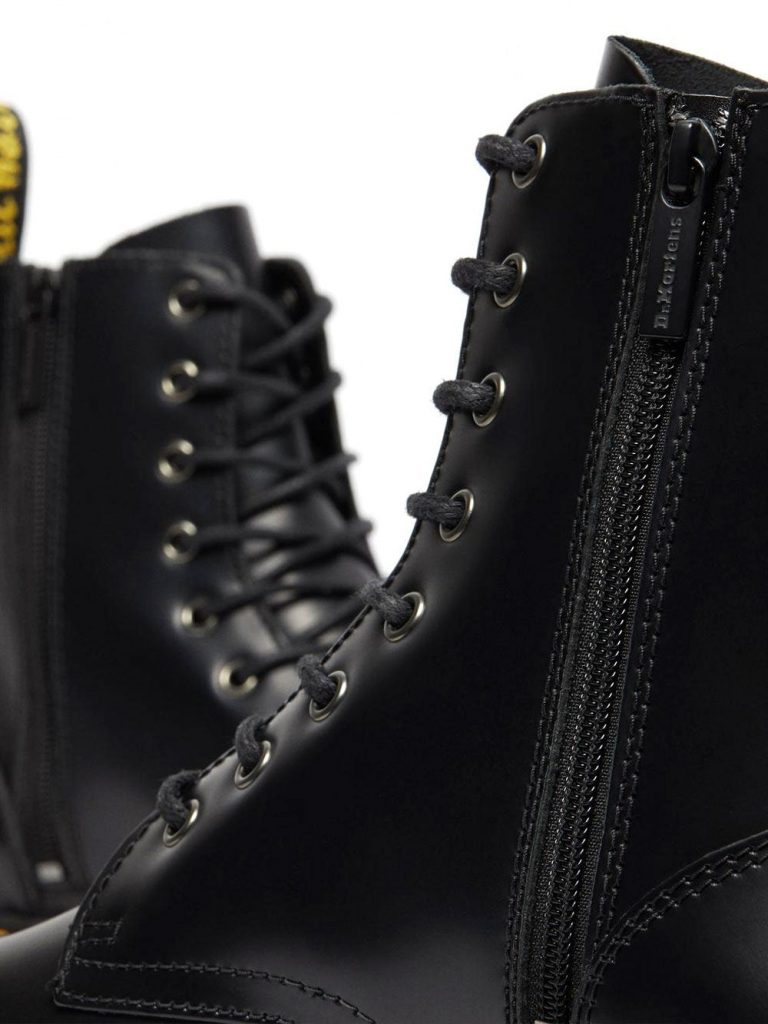 Stivali Dr. Martens platform, colore nero da donna