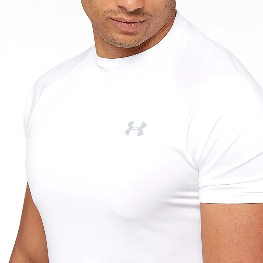 foto di un ragazzo che indossa la t-shirt bianca da training di Under Armour