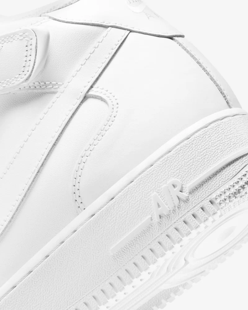 Scarpa firmata Nike, modello Air Force Alta tutta bianca