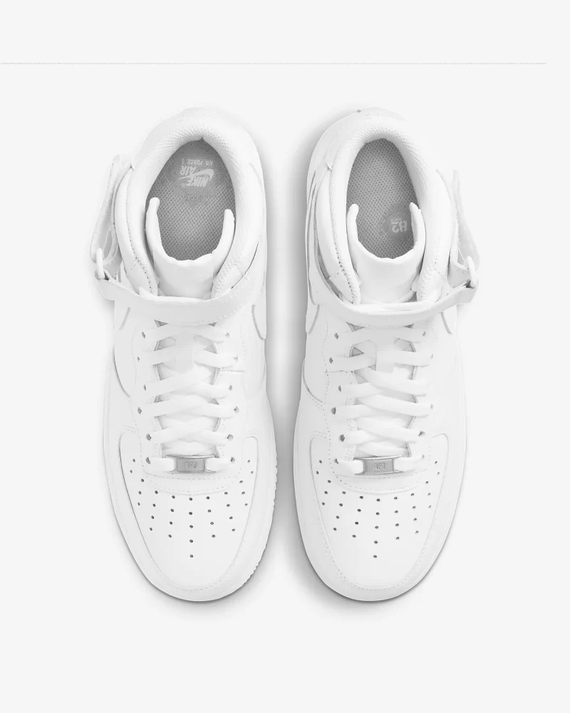 Scarpa firmata Nike, modello Air Force Alta tutta bianca