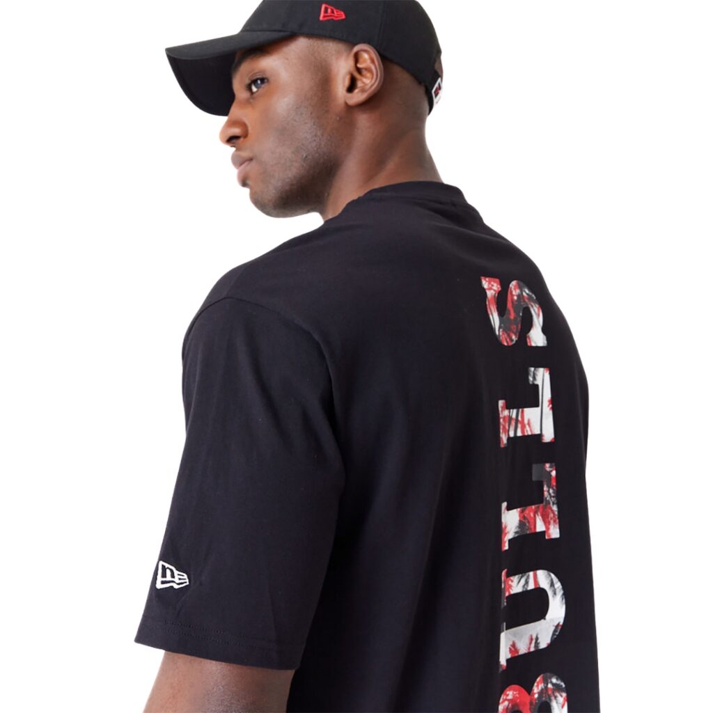 New Era T-Shirt Oversize Chicago Bulls Large Infill - Black - immagine 3