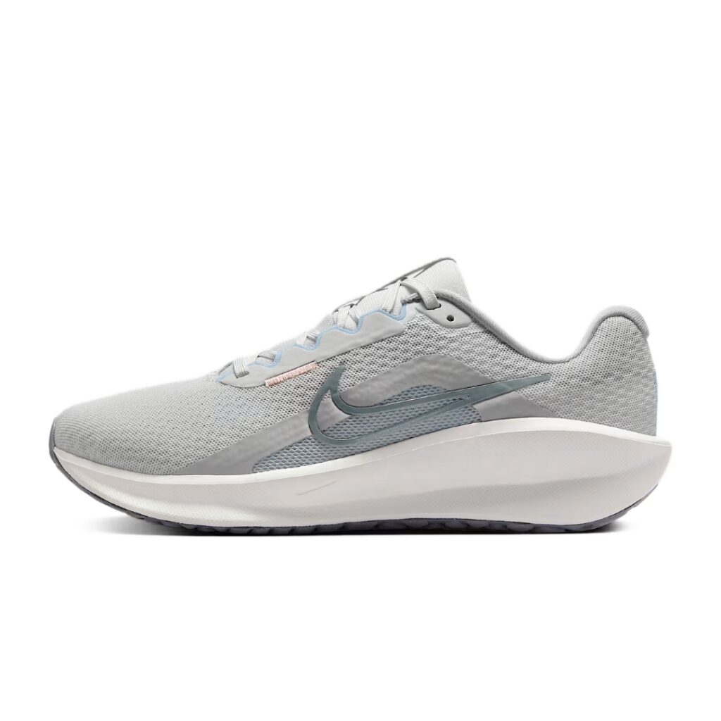 Nike Downshifter 13 - Photon Dust/Light Smoke Grey/Summit White/Metallic Pewter - immagine 2
